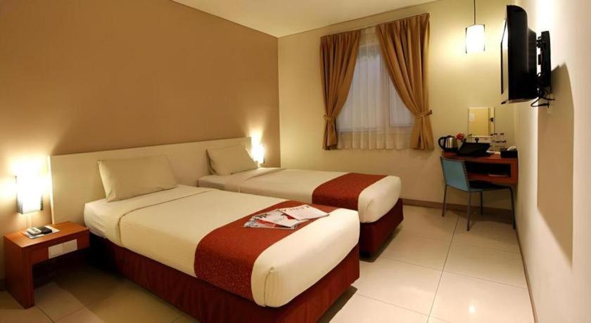 Hotel Marlin Pekalongan Managed By Dafam Esterno foto